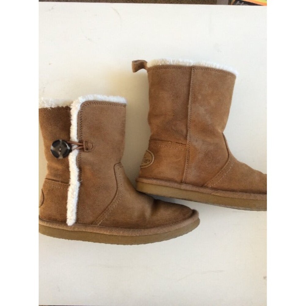 American Eagle Outfitters Suede Uggs NB